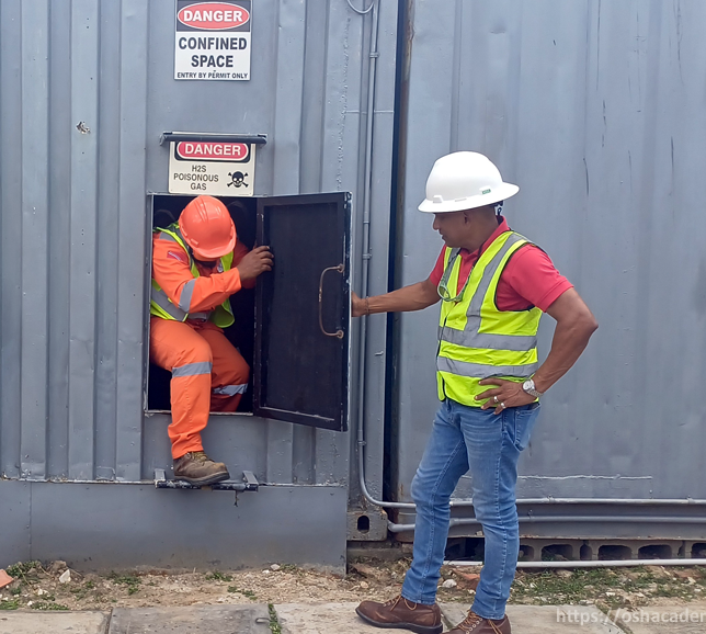 Kelemarc trainer guiding a confined-space training exercise